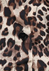 Renee - Brązowa Koszulowa Sukienka w Panterkę z Wiązanym Paskiem Ramalli. Kolor: brązowy. Materiał: materiał, tkanina. Wzór: motyw zwierzęcy. Typ sukienki: koszulowe. Długość: midi #8