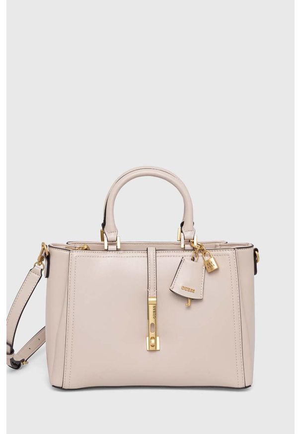 Guess torebka kolor beżowy. Kolor: beżowy. Dodatki: z breloczkiem. Rodzaj torebki: na ramię