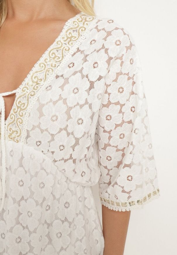 Born2be - Biała Koronkowa Taliowana Sukienka z Bawełną Gumką w Pasie i Wiązaniem przy Dekolcie Neleavia. Okazja: na imprezę, na co dzień. Typ kołnierza: dekolt w łódkę. Kolor: biały. Materiał: bawełna, koronka. Długość rękawa: krótki rękaw. Typ sukienki: proste. Styl: casual, elegancki