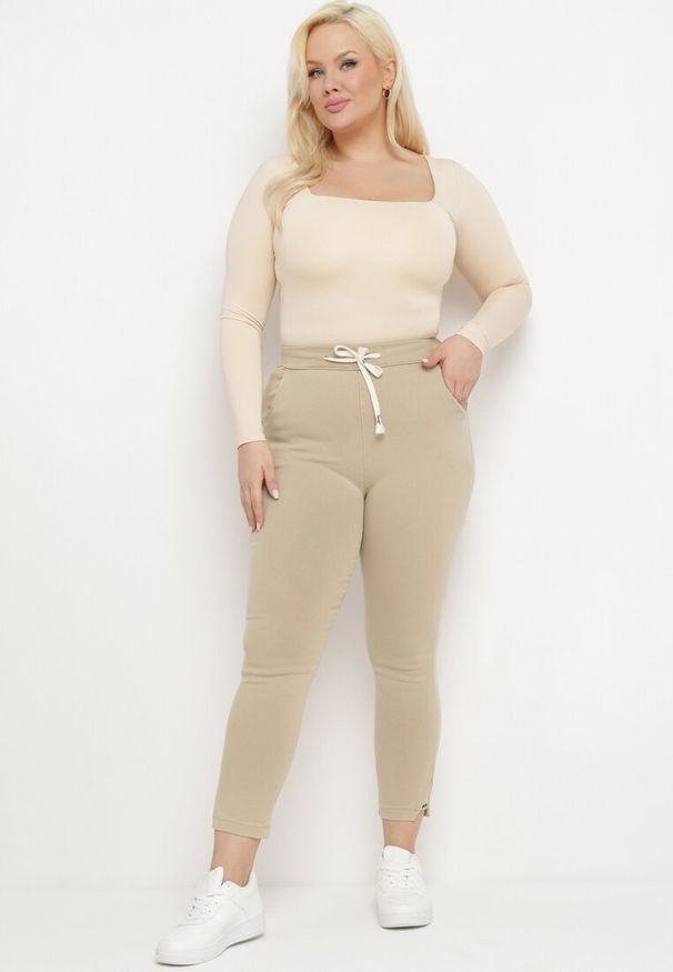 Born2be - Beżowe Spodnie Skinny ze Sznurkiem w Pasie i Kieszeniami Irfana. Okazja: na co dzień. Kolor: beżowy. Styl: casual, elegancki