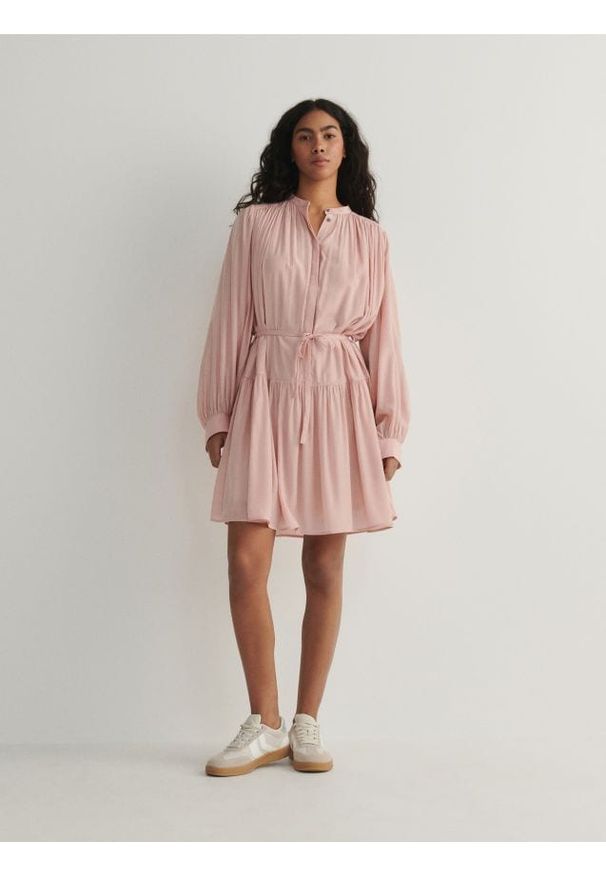 Reserved - Sukienka mini z paskiem - różowy. Kolor: różowy. Materiał: tkanina, wiskoza. Długość: mini