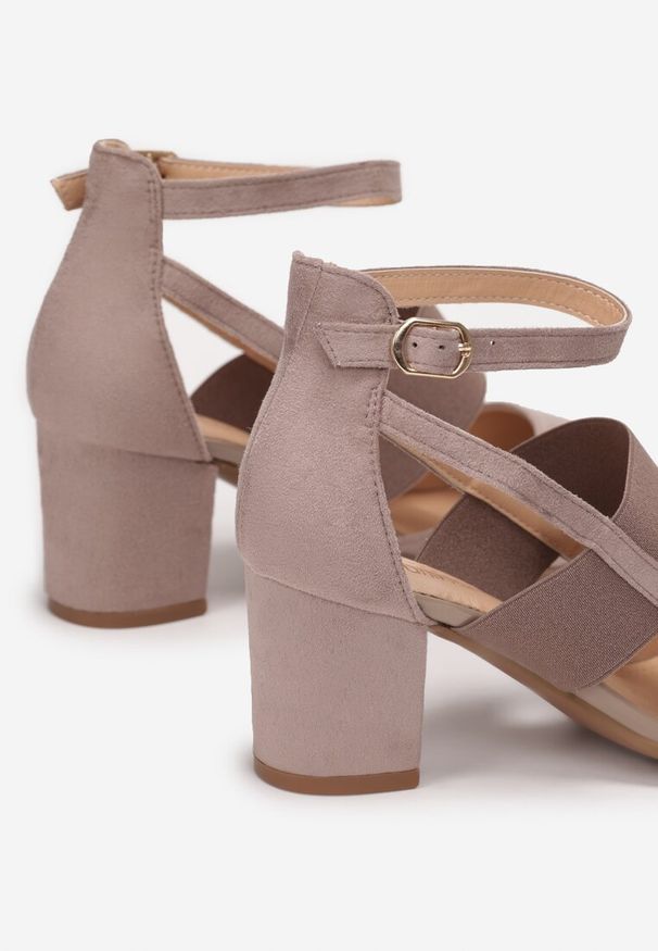 Renee - Ciemnobeżowe Sandały Zerios. Nosek buta: otwarty. Zapięcie: pasek. Kolor: beżowy. Materiał: materiał. Wzór: paski. Obcas: na obcasie. Styl: elegancki. Wysokość obcasa: niski