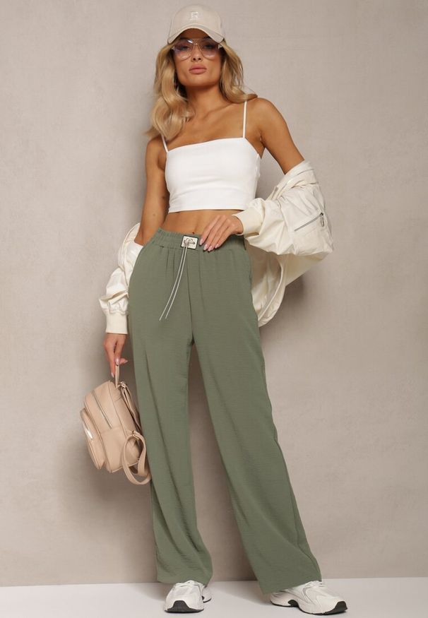 Renee - Ciemnozielone Spodnie Luźne o Szerokich Nogawkach z Łańcuszkiem zamiast Troczka Ostaria. Okazja: do pracy, na spotkanie biznesowe. Stan: podwyższony. Kolor: zielony. Wzór: aplikacja. Styl: biznesowy