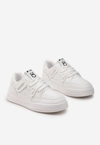 Born2be - Białe Sneakersy z Ozdobnym Sznurowaniem i Naszywką z Pandą Velwisa. Kolor: biały. Wzór: aplikacja