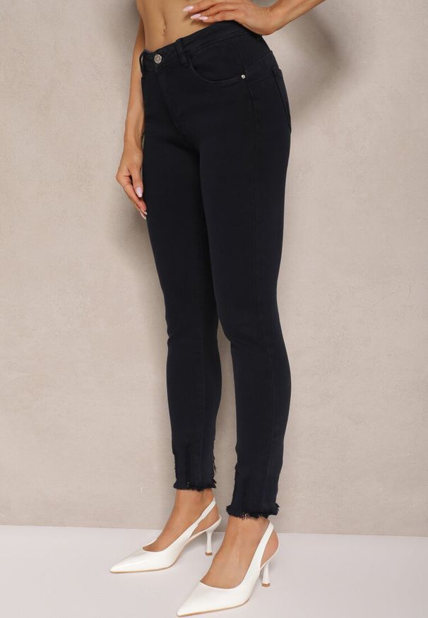 Renee - Granatowe Jeansy Skinny Regular Waist z Przetarciami przy Nogawkach Sonalena. Okazja: na co dzień. Kolor: niebieski. Styl: elegancki, casual