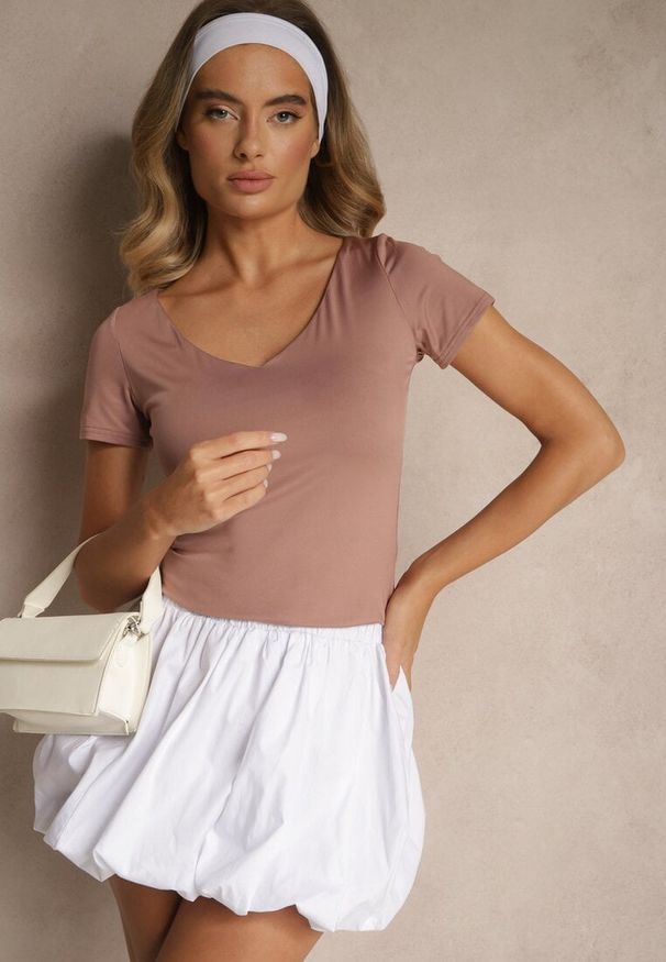 Renee - Ciemnoróżowy Dopasowany T-shirt z Wiskozą z Dekoltem w Kształcie Litery V Follerea. Okazja: na co dzień, na spacer. Typ kołnierza: dekolt w kształcie V. Kolor: różowy. Materiał: wiskoza. Styl: casual