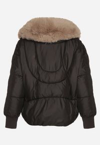 Born2be - Czarna Pikowana Kurtka o Pudełkowym Kroju z Kapturem z Futerkiem Rivitta. Okazja: na co dzień, do pracy, na spotkanie biznesowe. Typ kołnierza: kaptur. Kolor: czarny. Materiał: futro. Wzór: aplikacja, paski. Styl: biznesowy, klasyczny, casual, elegancki #3