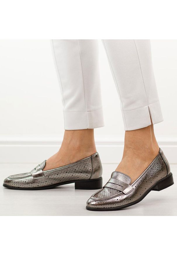 C.Srebrne ażurowe mokasyny damskie Vinceza 58624. Okazja: na co dzień. Nosek buta: okrągły. Kolor: srebrny. Szerokość cholewki: normalna. Wzór: ażurowy. Materiał: skóra. Sezon: wiosna, lato. Obcas: na obcasie. Styl: casual, elegancki, klasyczny. Wysokość obcasa: niski