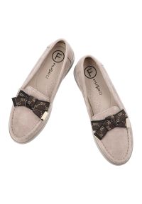 Mokasyny damskie Filippo, o klasycznym kroju z cholewką ze skóry naturalnej osadzone na lekkiej elastycznej podeszwie z dekoracyjną kokardą, beżowe,. Kolor: beżowy. Materiał: skóra. Szerokość cholewki: normalna. Styl: klasyczny #9