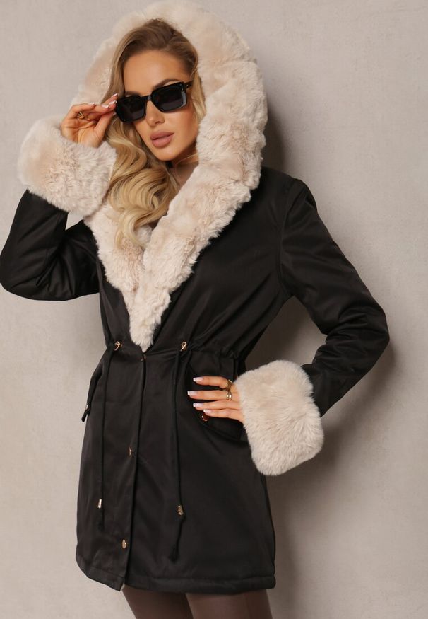 Renee - Czarno-Beżowa Kurtka Parka z Paskiem w Talii i Kapturem z Futerkiem Hizontia. Okazja: na spacer. Typ kołnierza: golf. Kolor: czarny. Materiał: futro