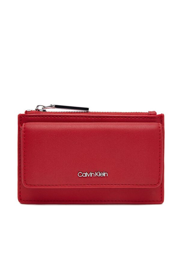 Calvin Klein Duży Portfel Damski Ck Must Zip Flap Cardholder K60K612941 Czerwony. Kolor: czerwony. Materiał: skóra