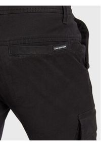 Calvin Klein Jeans Spodnie materiałowe J30J322043 Czarny Regular Fit. Kolor: czarny. Materiał: materiał, bawełna #2