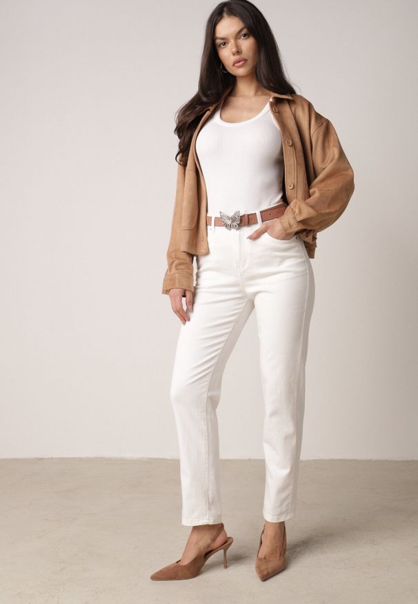 Born2be - Białe Jeansy Mom Fit z Wiskozą Bawełną i Wysokim Stanem z Paskiem z Motylem Nevilias. Okazja: na spotkanie biznesowe, do pracy. Stan: podwyższony. Kolor: biały. Styl: biznesowy