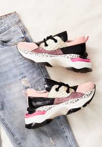 Renee - Różowe Sneakersy Leuceris. Nosek buta: okrągły. Kolor: różowy. Materiał: materiał, lakier #1