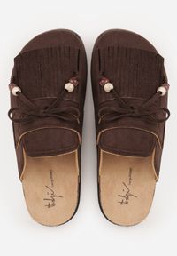 Born2be - Brązowe Płaskie Klapki Mule Zdobione Frędzlami i Kokardką z Koralikami Petlame. Okazja: na co dzień. Kolor: brązowy. Materiał: jeans, len. Wzór: aplikacja. Sezon: lato. Styl: boho, casual, elegancki #4