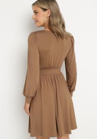 Born2be - Brązowa Rozkloszowana Sukienka z Wiskozą Selithiel. Okazja: na wesele, na ślub cywilny, na imprezę. Typ kołnierza: dekolt w serek. Kolor: brązowy. Materiał: wiskoza. Styl: elegancki #2