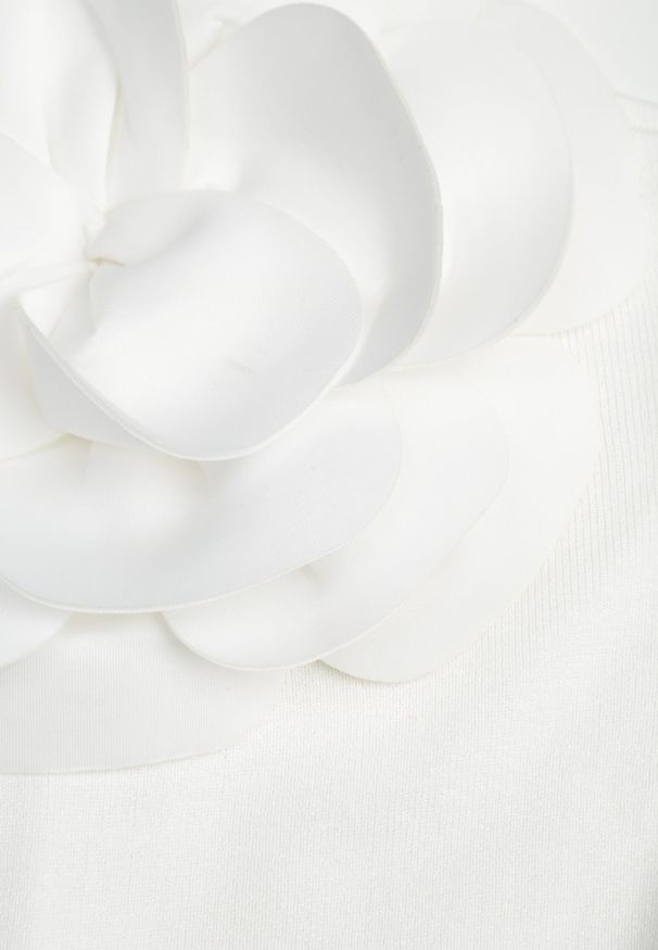 Renee - Biała Bluzka z Wiskozy o Asymetrycznym Kroju z Aplikacją 3D z Kwiatem Cheleta. Okazja: na imprezę. Kolor: biały. Materiał: wiskoza. Wzór: kwiaty, aplikacja