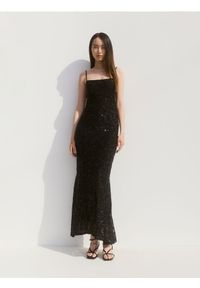 Reserved - Sukienka na ramiączkach z cekinami - czarny. Kolor: czarny. Materiał: dzianina. Długość rękawa: na ramiączkach #1