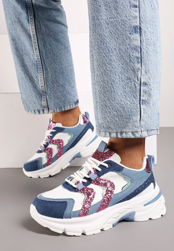 Renee - Niebieskie Sznurowane Sneakersy na Platformie Ozdobione Brokatem Betira. Okazja: na co dzień. Nosek buta: okrągły. Zapięcie: sznurówki. Kolor: niebieski. Materiał: jeans, materiał, syntetyk, nubuk. Wzór: aplikacja. Obcas: na platformie. Wysokość obcasa: niski