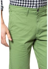 Wrangler - SPODENKI MĘSKIE WRANGLER CHINO SHORT JADE GREEN W14AKM33H 112126562. Wzór: aplikacja #4