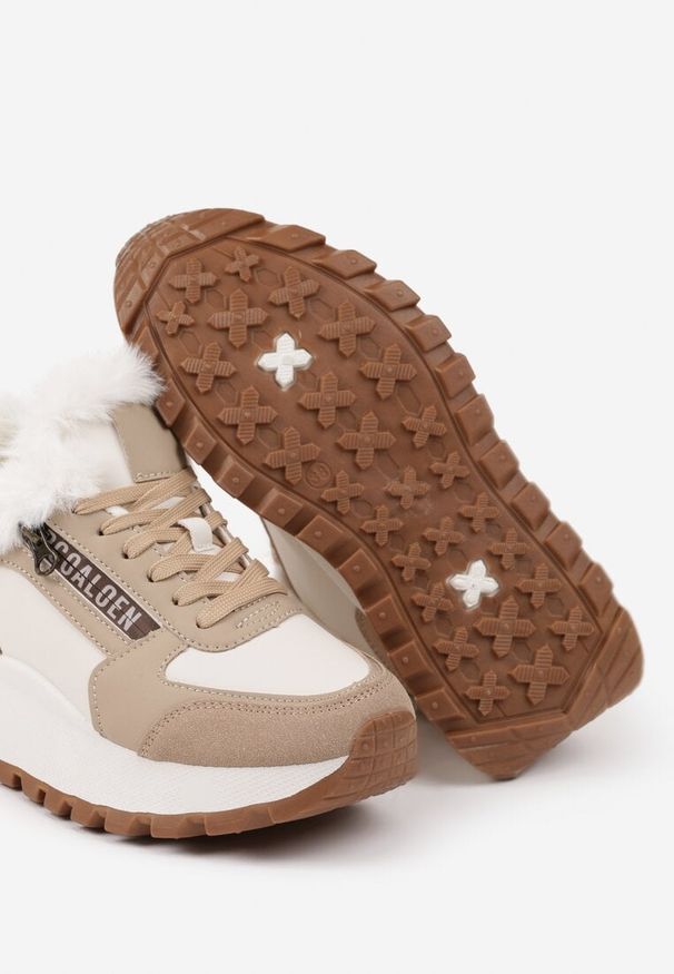 Born2be - Beżowe Sznurowane Sneakersy na Grubej Podeszwie Ozdobione Futerkiem i Napisem Zinira. Okazja: na co dzień. Kolor: beżowy. Materiał: futro. Wzór: napisy, aplikacja