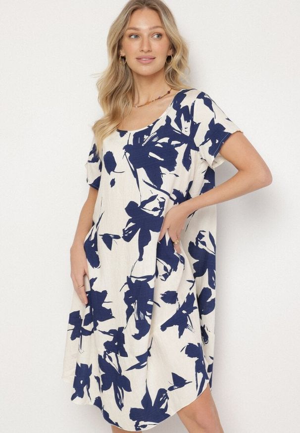 Born2be - Granatowa Wiskozowa Sukienka w Kwiatowy Wzór Emitine. Okazja: na co dzień. Kolor: niebieski. Materiał: wiskoza. Wzór: kwiaty. Typ sukienki: proste. Styl: casual, klasyczny