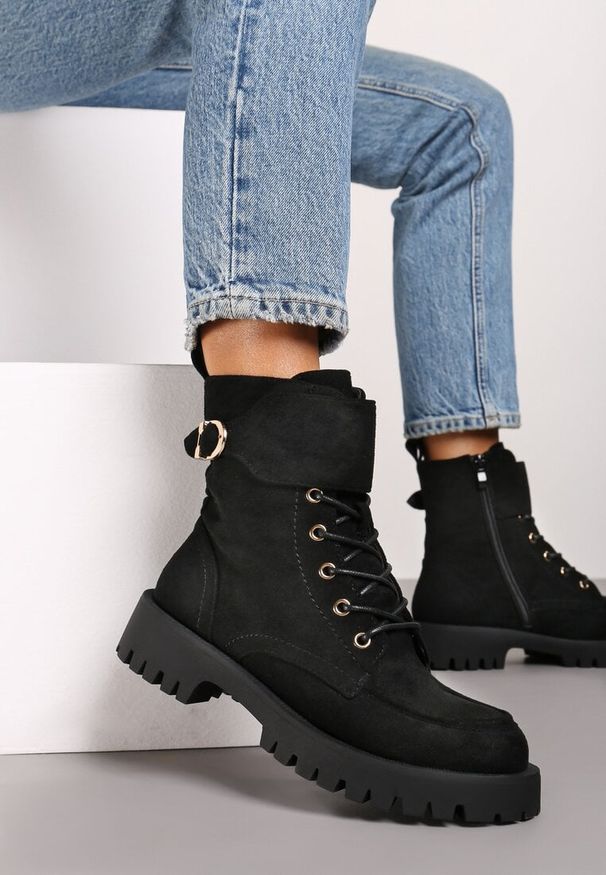 Born2be - Czarne Płaskie Botki w Stylu Workerów z Ozdobnym Paskiem i Klamrą Belendria. Zapięcie: klamry. Kolor: czarny. Materiał: jeans. Sezon: zima, jesień. Styl: elegancki