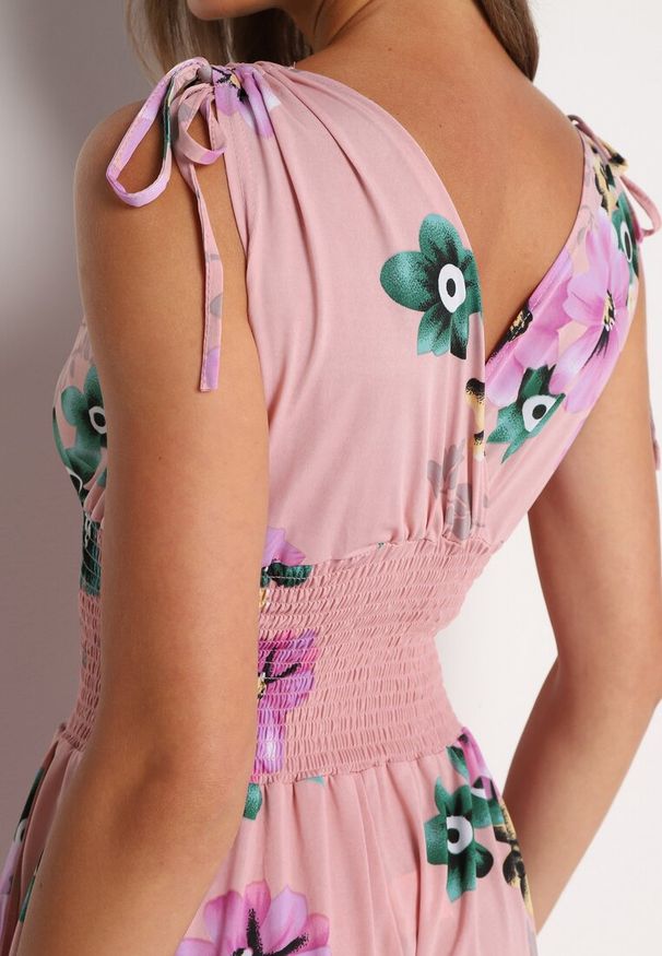 Born2be - Jasnoróżowy Kombinezon w Kwiaty z Trójkątnym Dekoltem i Troczkami na Ramionach Benan. Okazja: na co dzień. Kolor: różowy. Wzór: kwiaty. Styl: elegancki, casual