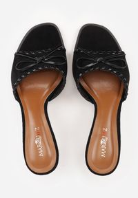 Born2be - Czarne Klapki na Szpilce z Odkrytym Noskiem Przeszyciami i Kokardką Irinvyn. Okazja: na wesele, na co dzień, na ślub cywilny. Kolor: czarny. Wzór: aplikacja. Sezon: lato. Obcas: na szpilce. Styl: casual, elegancki. Wysokość obcasa: średni #9