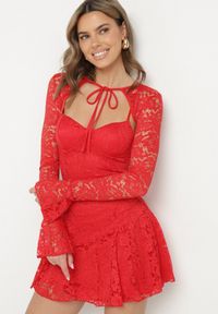 Born2be - Czerwona Rozkloszowana Sukienka Koktajlowa z Koronką i Bolerkiem Eyrfedi. Okazja: na randkę, na ślub cywilny, na wesele. Kolor: czerwony. Materiał: koronka. Długość rękawa: na ramiączkach. Wzór: koronka. Styl: wizytowy #1
