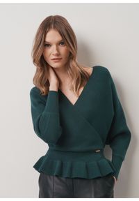Ochnik - Ciemnozielony sweter damski z taliowaniem. Kolor: zielony. Materiał: wiskoza #1