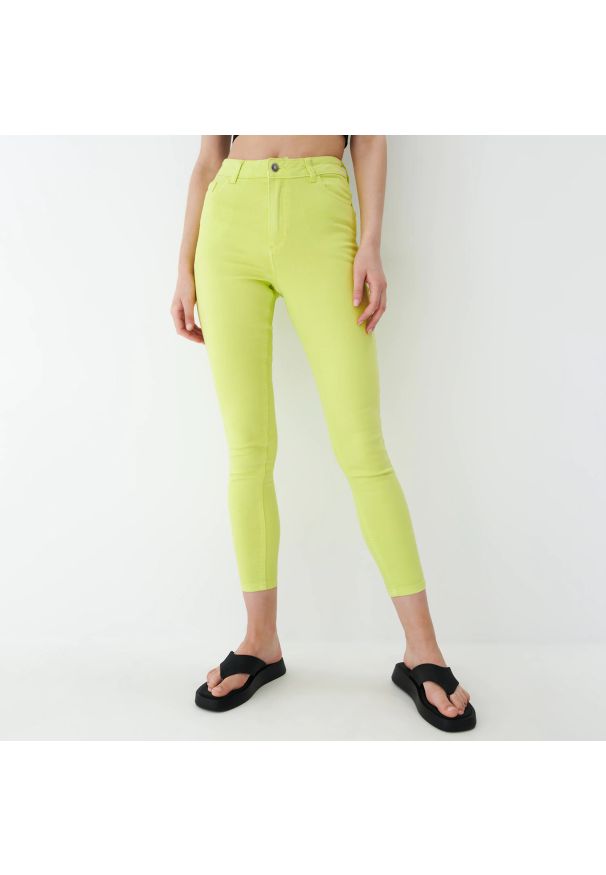 Mohito - Jeansy skinny push up - Zielony. Kolor: zielony