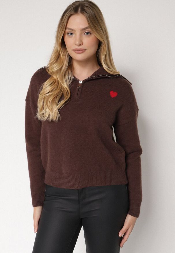 Born2be - Brązowy Sweter z Bawełną Wiskozą i Wełną Ozdobiony Sercem Monissea. Okazja: do pracy, na co dzień. Kolor: brązowy. Materiał: wiskoza, wełna, bawełna. Wzór: aplikacja. Styl: casual