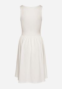 Born2be - Biała Sukienka z Wiskozą o Rozkloszowanym Kroju Edivane. Okazja: na co dzień. Kolor: biały. Materiał: wiskoza. Długość rękawa: na ramiączkach. Sezon: wiosna, lato. Typ sukienki: rozkloszowane. Styl: casual #2