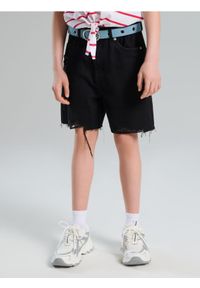 Sinsay - Jeansowe szorty z surowym wykończeniem - czarny. Kolor: czarny. Materiał: jeans