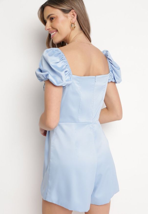 Born2be - Niebieski Krótki Kombinezon ze Zdobieniem z Cyrkonii w Kształcie Serca Nanthelle. Kolor: niebieski. Długość: krótkie. Wzór: aplikacja