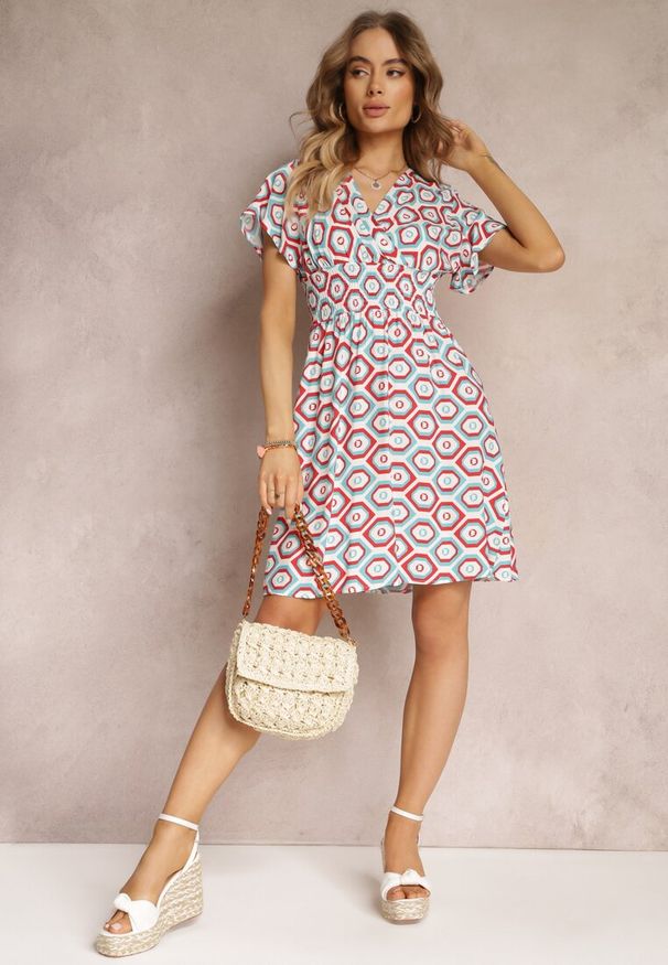 Renee - Czerwona Kopertowa Sukienka Mini z Gumką w Talii z Wiskozy Samata. Kolor: czerwony. Materiał: wiskoza. Długość rękawa: krótki rękaw. Sezon: wiosna, lato. Typ sukienki: kopertowe. Długość: mini