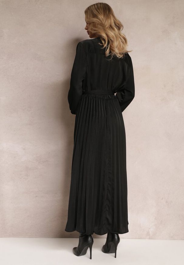 Renee - Czarna Maxi Sukienka z Plisowanym Dołem i Kopertowym Dekoltem Basila. Kolor: czarny. Typ sukienki: kopertowe. Długość: maxi