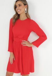 Born2be - Czerwona Sukienka Plisowana z Paskiem Flyne. Kolor: czerwony. Długość rękawa: długi rękaw. Styl: elegancki. Długość: mini