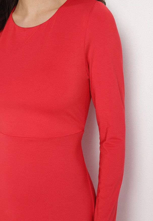 Born2be - Czerwona Rozkloszowana Sukienka z Wiskozą z Odkrytymi Plecami i Wiązaniem Irellisa. Okazja: na co dzień. Kolor: czerwony. Materiał: wiskoza. Styl: elegancki, casual