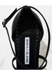 MANOLO BLAHNIK - Satynowe sandały na szpilce Danna. Nosek buta: otwarty. Zapięcie: pasek. Kolor: czarny. Materiał: satyna. Wzór: aplikacja, paski, kwiaty. Obcas: na szpilce. Wysokość obcasa: średni #7