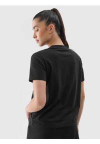 4f - T-shirt regular z nadrukiem damski - czarny. Okazja: na co dzień. Kolor: czarny. Materiał: bawełna, dzianina, jersey. Wzór: nadruk. Styl: casual, klasyczny, sportowy