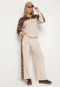 Born2be - Beżowy Komplet Dresowy Welurowy Szerokie Spodnie i Bluza w Panterkę Aznelie. Kolor: beżowy. Materiał: welur, dresówka. Wzór: motyw zwierzęcy. Sport: turystyka piesza #4