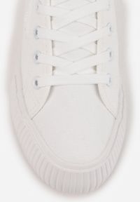 Renee - Białe Trampki VICES na Żłobionej Platformie Zdobione Trójkątną Aplikacją Lorerina. Nosek buta: okrągły. Zapięcie: sznurówki. Kolor: biały. Materiał: materiał. Wzór: aplikacja. Obcas: na platformie. Wysokość obcasa: niski #3