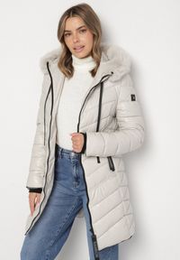 Born2be - Biała Pikowana Kurtka o Taliowanym Kroju z Kapturem z Futerkiem Naleanna. Okazja: na co dzień. Typ kołnierza: kaptur. Kolor: biały. Materiał: futro. Styl: casual #3