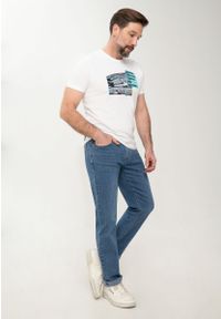 Volcano - Jasnoniebieskie spodnie jeansowe męske, Regular Fit, D-JERRY 39. Kolekcja: plus size. Kolor: niebieski. Wzór: kolorowy, nadruk