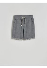 Reserved - Strukturalne szorty regular - granatowy. Kolor: niebieski. Materiał: dzianina