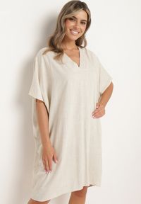 Born2be - Beżowa Bawełniana Sukienka o Pudełkowym Kroju z Dekoltem w Serek Vikonia. Okazja: na co dzień. Typ kołnierza: dekolt w serek. Kolekcja: plus size. Kolor: beżowy. Materiał: bawełna. Typ sukienki: dla puszystych, proste. Styl: casual, elegancki, wizytowy #6