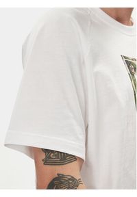 Adidas - adidas T-Shirt Camo Tongue IS0246 Biały Regular Fit. Kolor: biały. Materiał: bawełna #4
