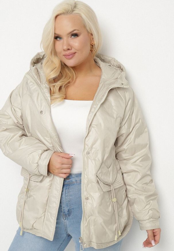 Born2be - Beżowa Kurtka Pikowana z Kapturem i Kieszeniami o Pudełkowym Kroju Eravinna. Okazja: na spacer. Typ kołnierza: kaptur. Kolekcja: plus size. Kolor: beżowy. Długość rękawa: długi rękaw. Długość: długie. Wzór: aplikacja
